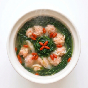 Chinese Spinach With Fish Dumplings Soup (10 pcs)